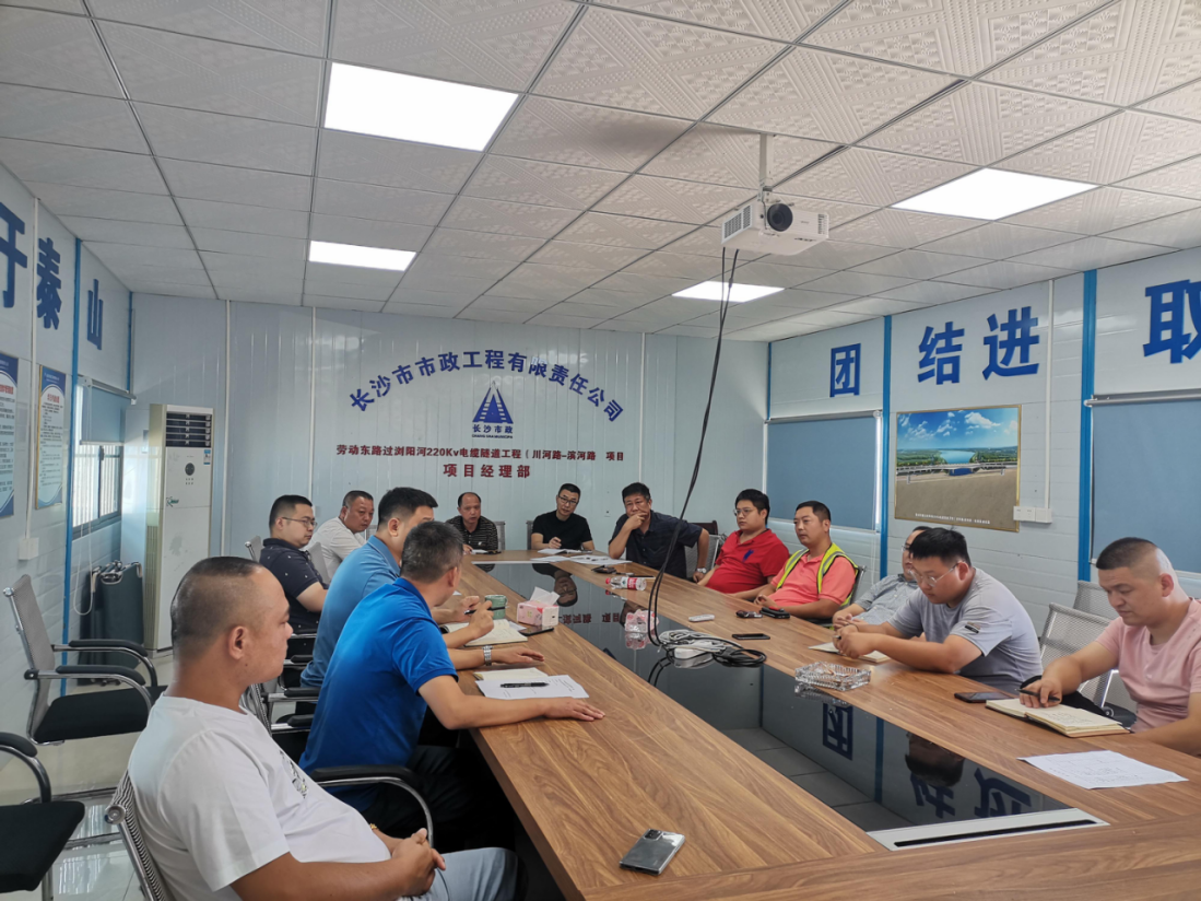獻禮國慶 | 勞動?xùn)|路過瀏陽河220kV電纜隧道工程頂進設(shè)備順利完成吊裝！